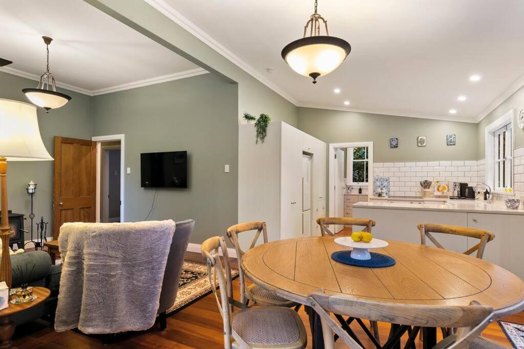 Historic Charm In Greytown - Cosy Kowhai Cottage Exterior photo