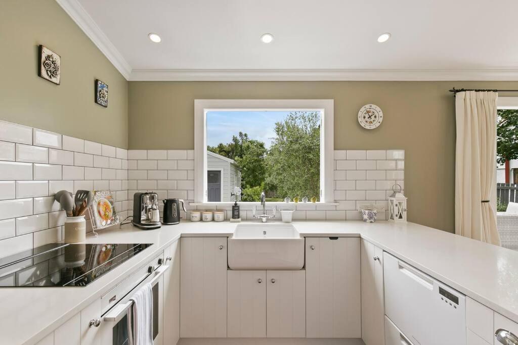 Historic Charm In Greytown - Cosy Kowhai Cottage Exterior photo